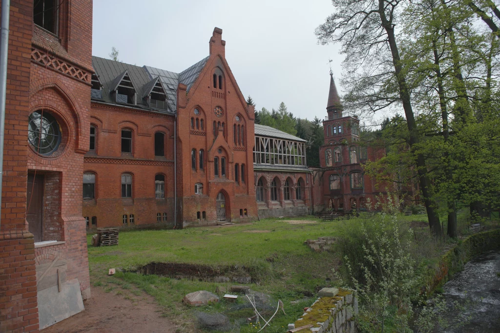 Budynek dawnego sanatorium Brehmera jest obecnie odbudowywany po pożarze