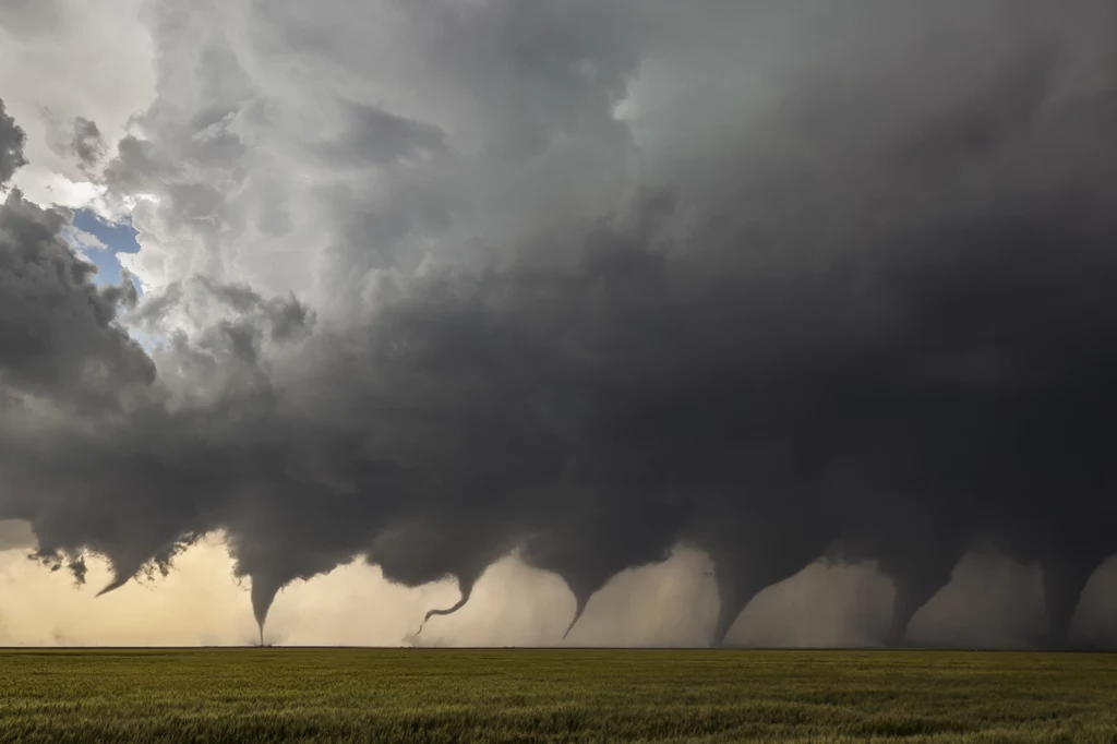 Jak powstaje tornado? Tak wygląda proces tworzenia się lejka kondensacyjnego. 