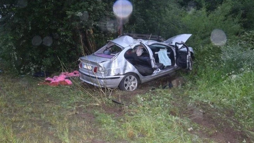 Fotografie wykonane w miejscach wypadków drogowych często zawierają białe kule, które wydają się unosić nad miejscem tragedii