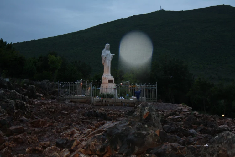 Zdjęcie jasnej kuli, która pojawiła się na zdjęciu w Medziugorie (bośn. Međugorje) 