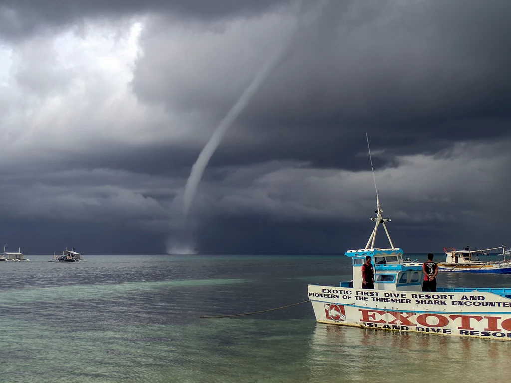 Tornado wodne nieopodal filipińskiej wyspy Malapascua.