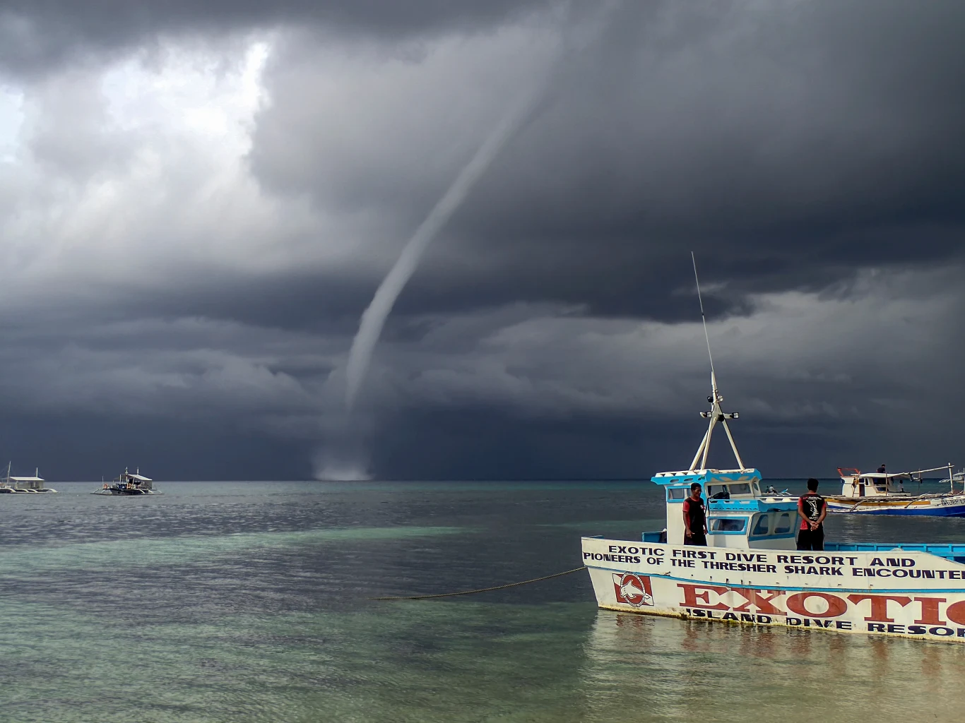 Tornado wodne nieopodal filipińskiej wyspy Malapascua. Tornado wodne nieopodal filipińskiej wyspy Malapascua.