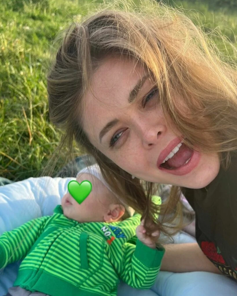 Joanna Opozda - synek wyrywa jej włosy Joanna Opozda - synek wyrywa jej włosy