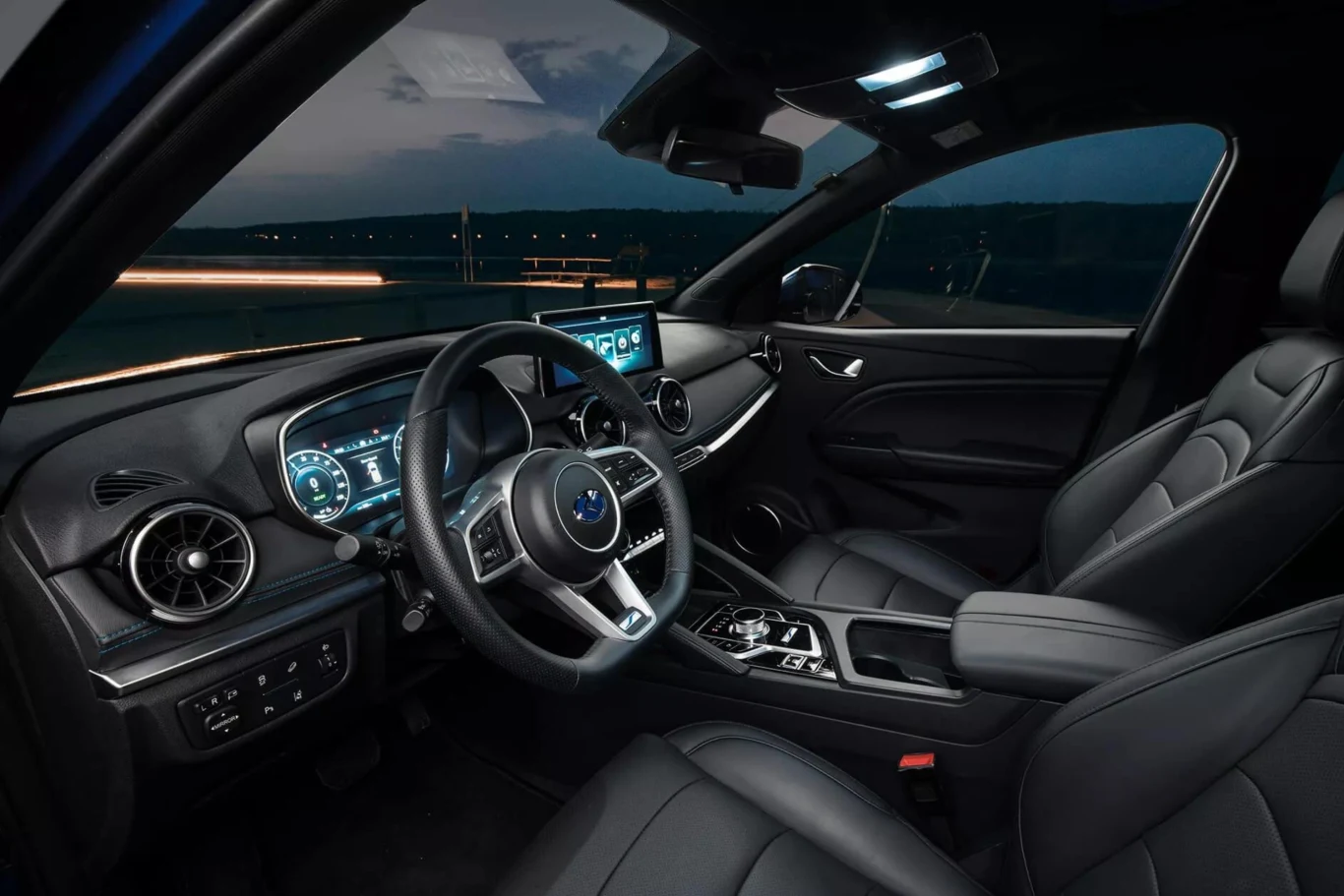 Seres 3 jest dostępny wyłącznie w jednej, ale bardzo bogato wyposażonej wersji zawierającej np. system kamer 360° czy skórzaną tapicerkę na fotelach i desce rozdzielczej Seres 3 jest dostępny wyłącznie w jednej, ale bardzo bogato wyposażonej wersji zawierającej np. system kamer 360° czy skórzaną tapicerkę na fotelach i desce rozdzielczej