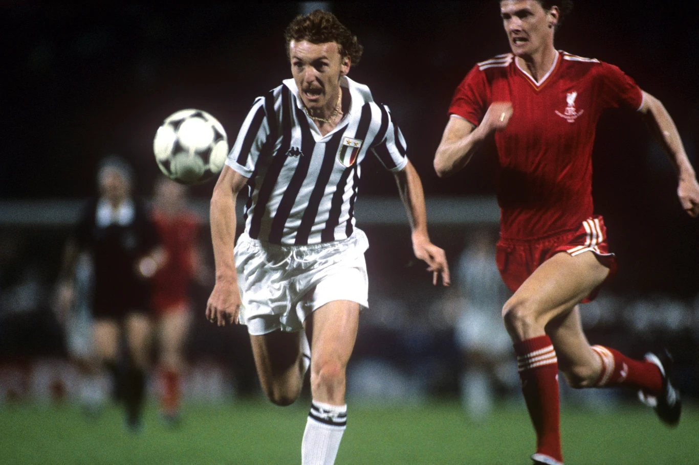Zbigniew Boniek w koszulce Juventusu Turyn podczas finału Pucharu Europy na stadionie Heysel Zbigniew Boniek w koszulce Juventusu Turyn podczas finału Pucharu Europy na stadionie Heysel