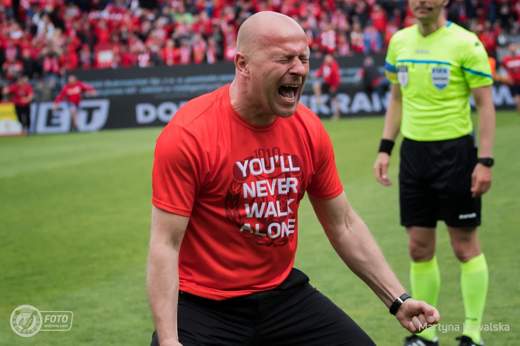 Janusz Niedźwiedź, trener Widzewa, cieszy się z awansu do ekstraklasy