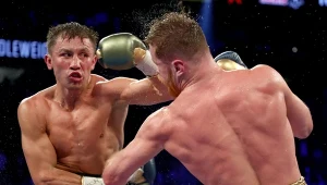 Giennadij Gołowkin w walce z Saulem Alvarezem (tyłem)