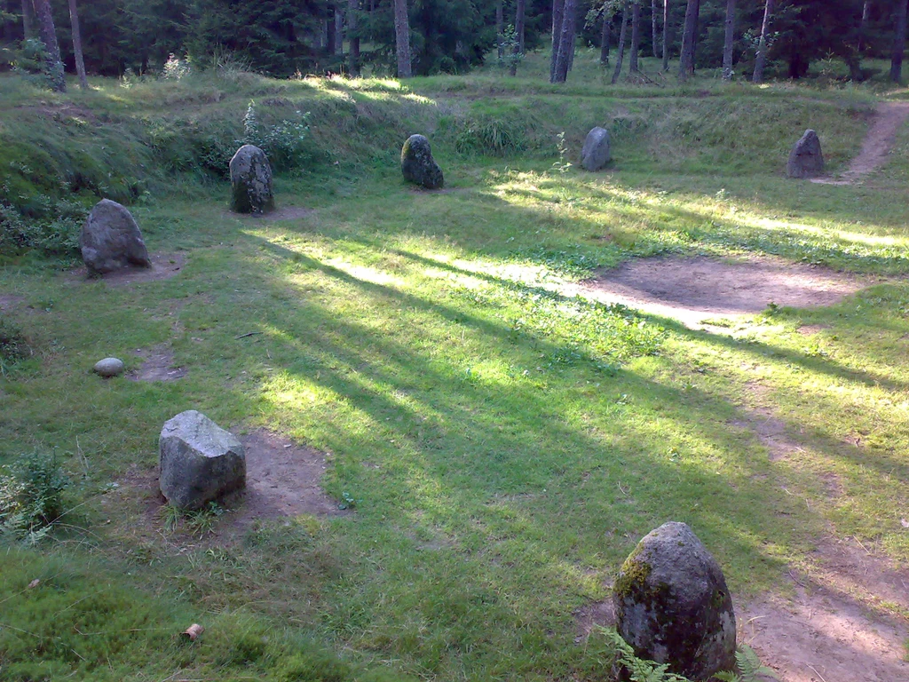 Niektóre z kamieni przypominają wielkie megalityczne kręgi z Wysp Brytyjskich...