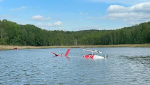 Śmigłowiec gaszący pożar lasu wpadł do wody