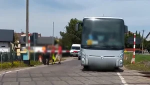 Kierowca autobusu szkolnego wjechał na przejazd mimo opuszczonych rogatek