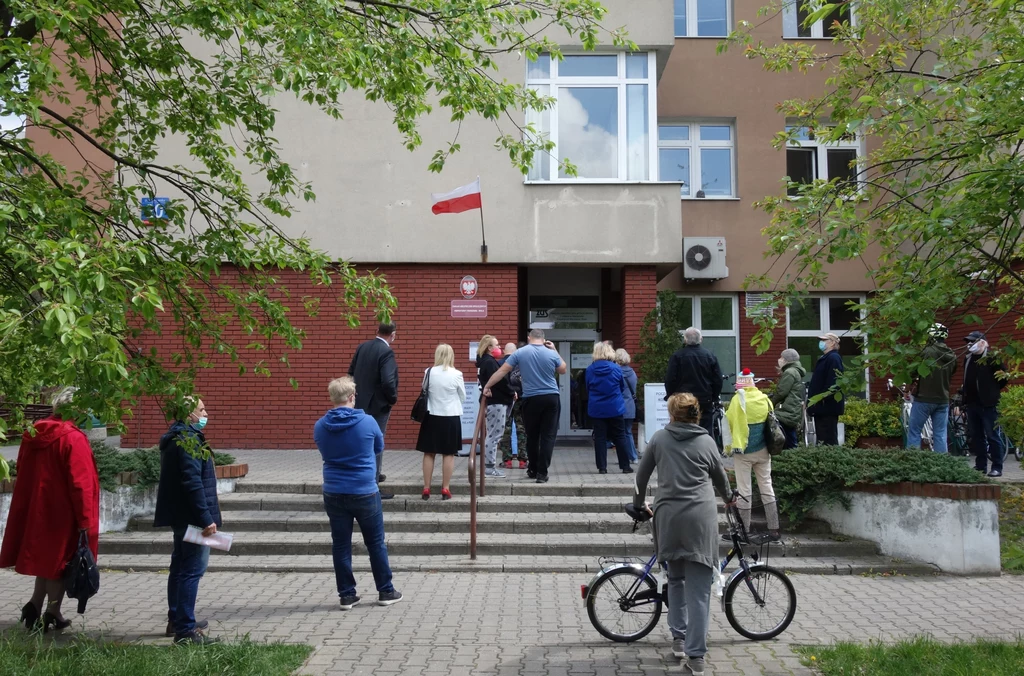 Kolejka do oddziału ZUS, zdj. ilustracyjne Kolejka do oddziału ZUS, zdj. ilustracyjne