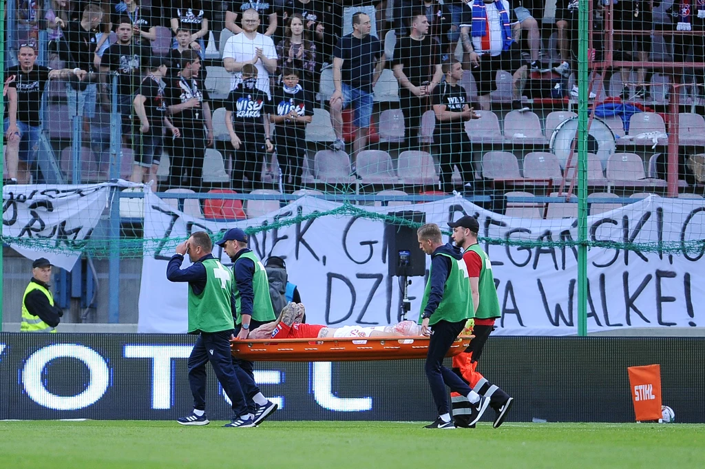 Zdenek Ondraszek znoszony z boiska Zdenek Ondraszek znoszony z boiska