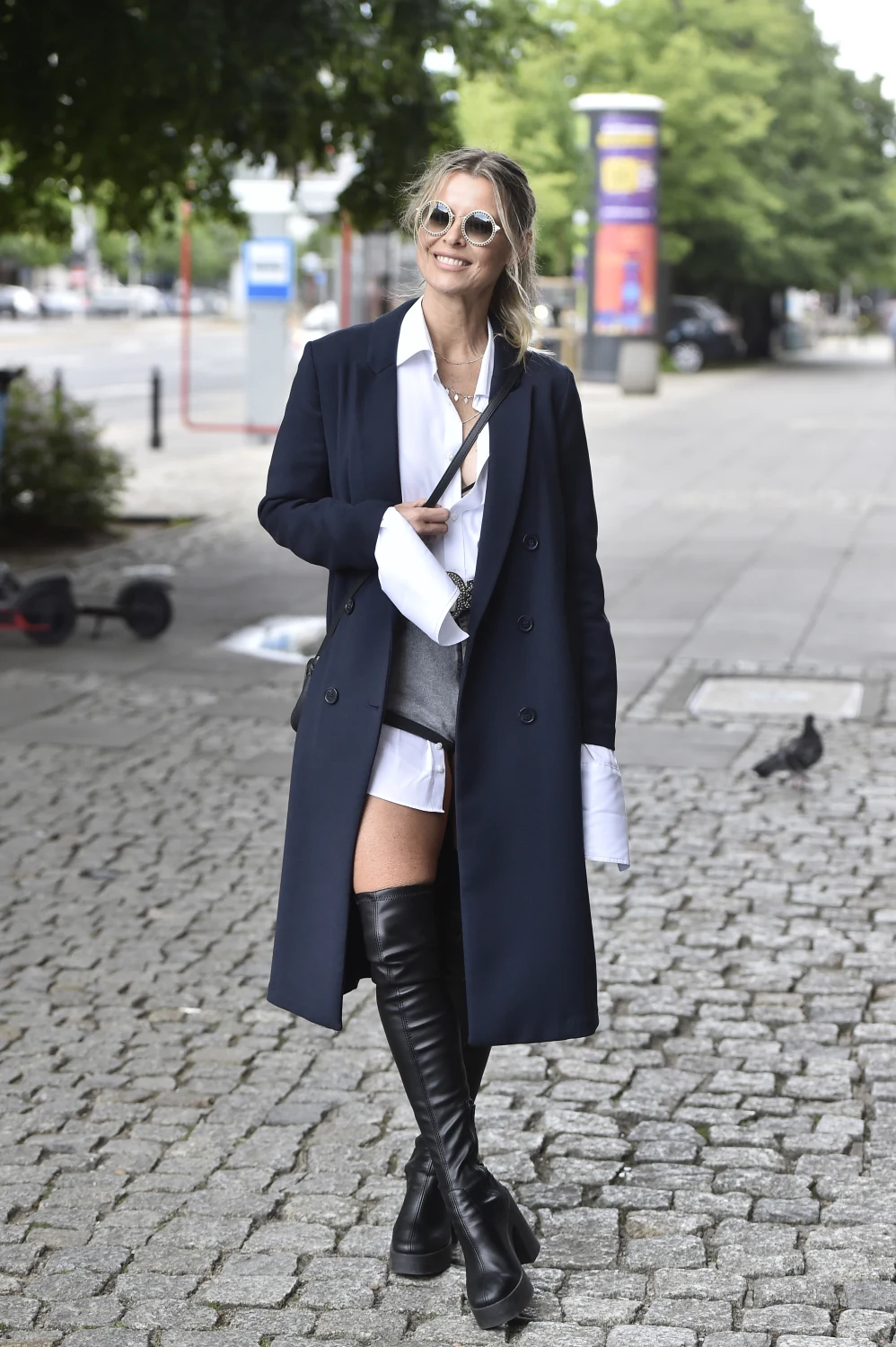 Mandaryna pozuje pod studiem Dzień Dobry TVN