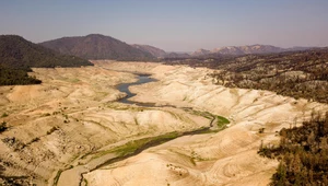 Wychnięte jezioro Oroville w Kalifornii