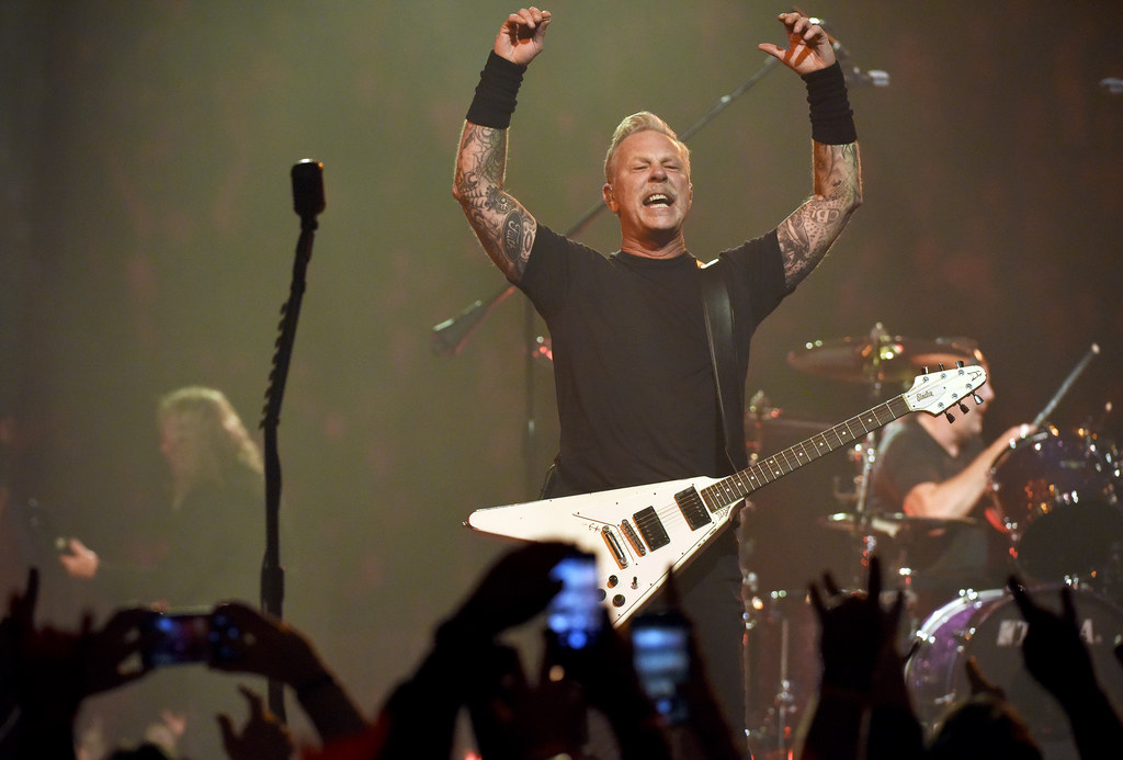 James Hetfield jest gitarzystą i wokalistą grupy Metallica