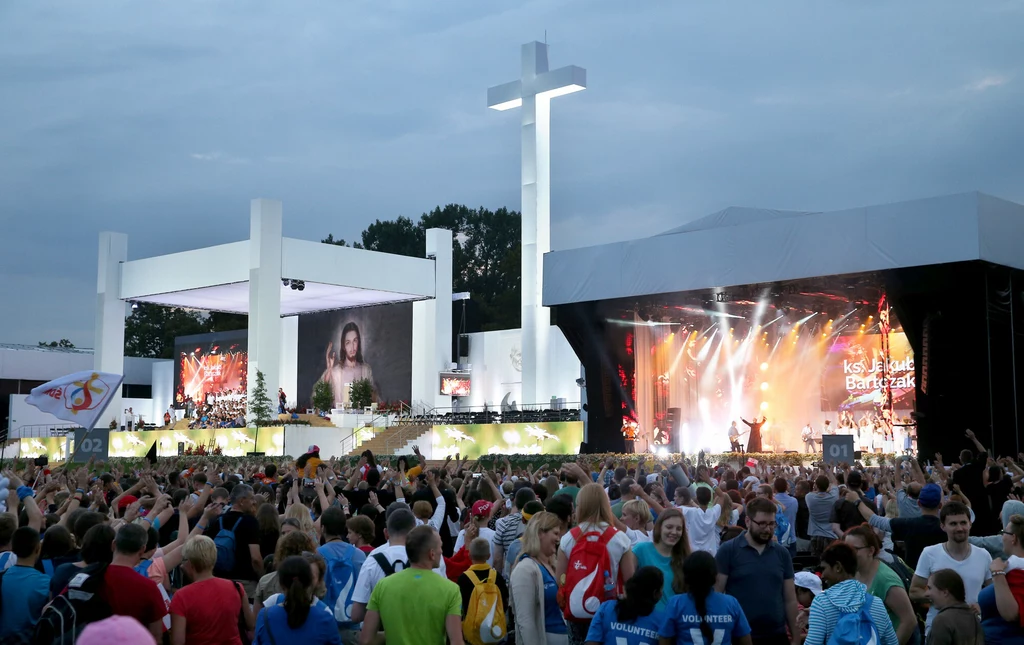 Prawie 36 proc. młodych Polek i Polaków w ogóle nie uczestniczy w praktykach religijnych