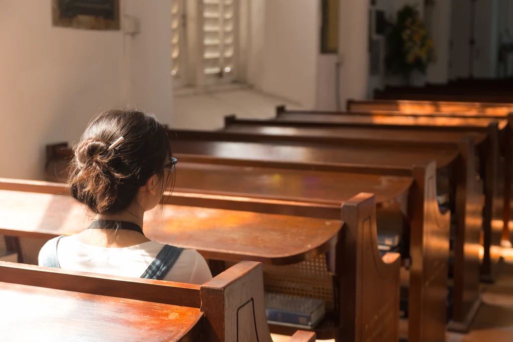 Prawie 36 proc. młodych Polek i Polaków w ogóle nie uczestniczy w praktykach religijnych. Tak wynika z najnowszego raportu