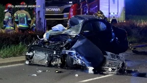 Auto uderzyło w słup energetyczny 