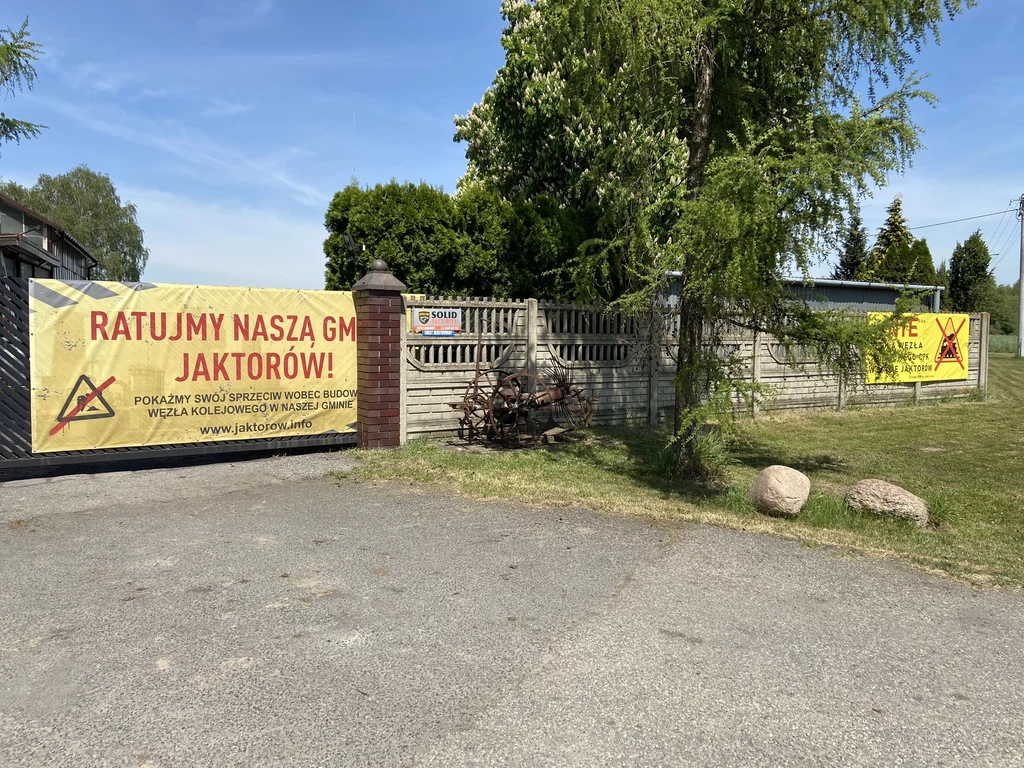 Plakaty na bramie posesji sołtysa wsi Stare Budy Plakaty na bramie posesji sołtysa wsi Stare Budy