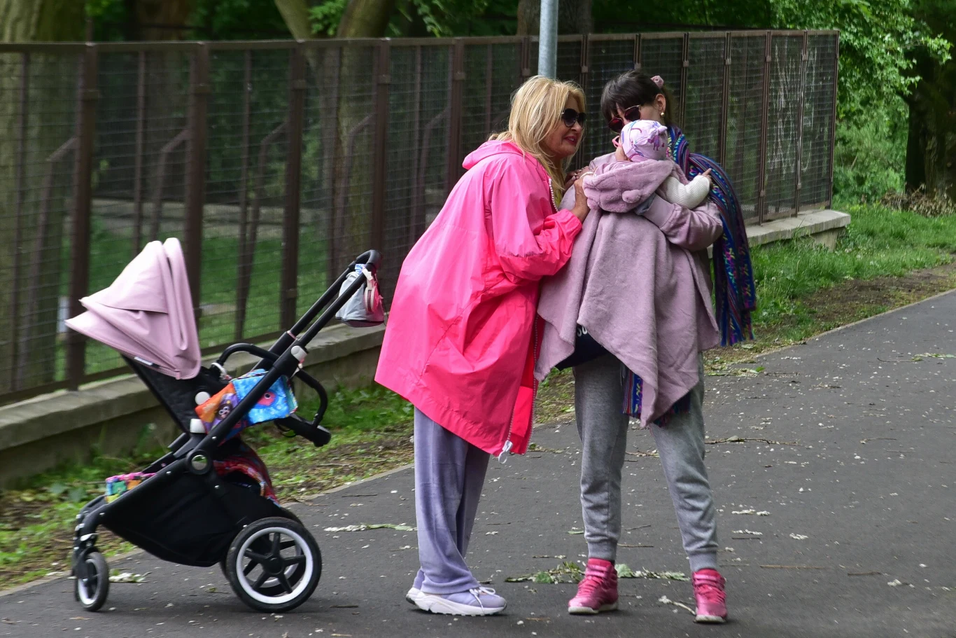Majka Jeżowska na spacerze z wnuczką i synową Sophie Kulą Majka Jeżowska na spacerze z wnuczką i synową Sophie Kulą
