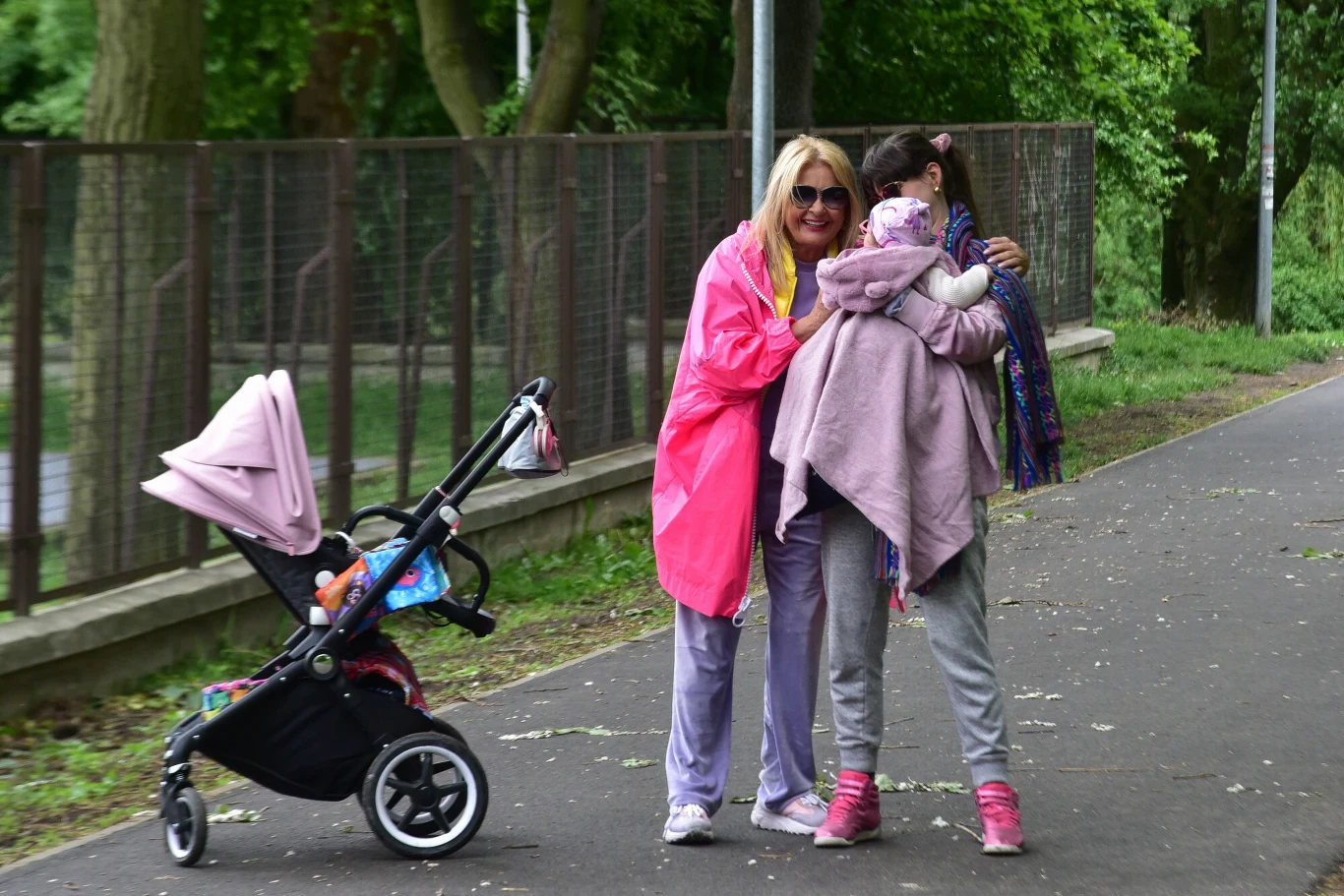 Majka Jeżowska na spacerze z wnuczką i synową Sophie Kulą Majka Jeżowska na spacerze z wnuczką i synową Sophie Kulą