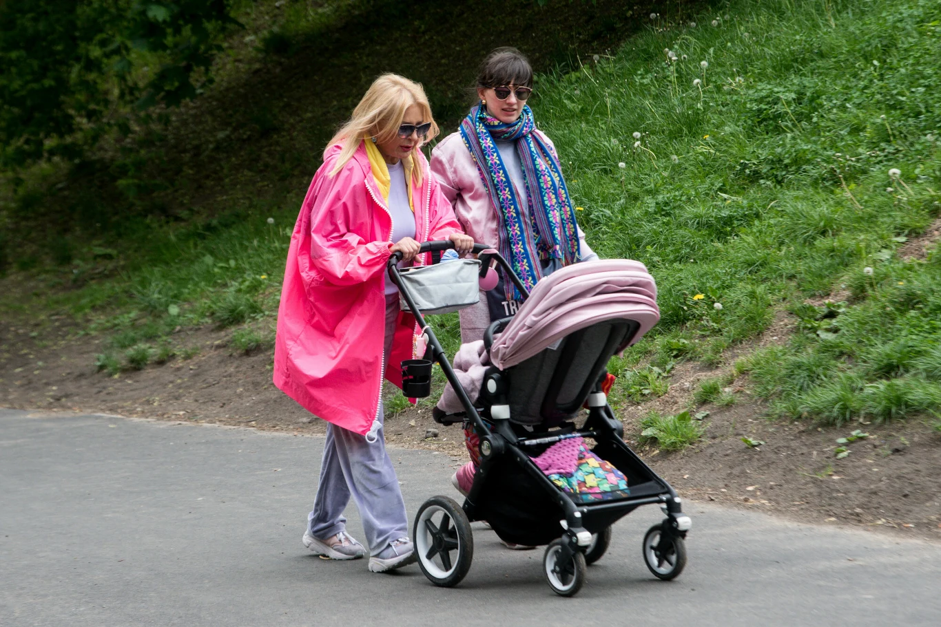 Majka Jeżowska na spacerze z wnuczką i synową Sophie Kulą Majka Jeżowska na spacerze z wnuczką i synową Sophie Kulą