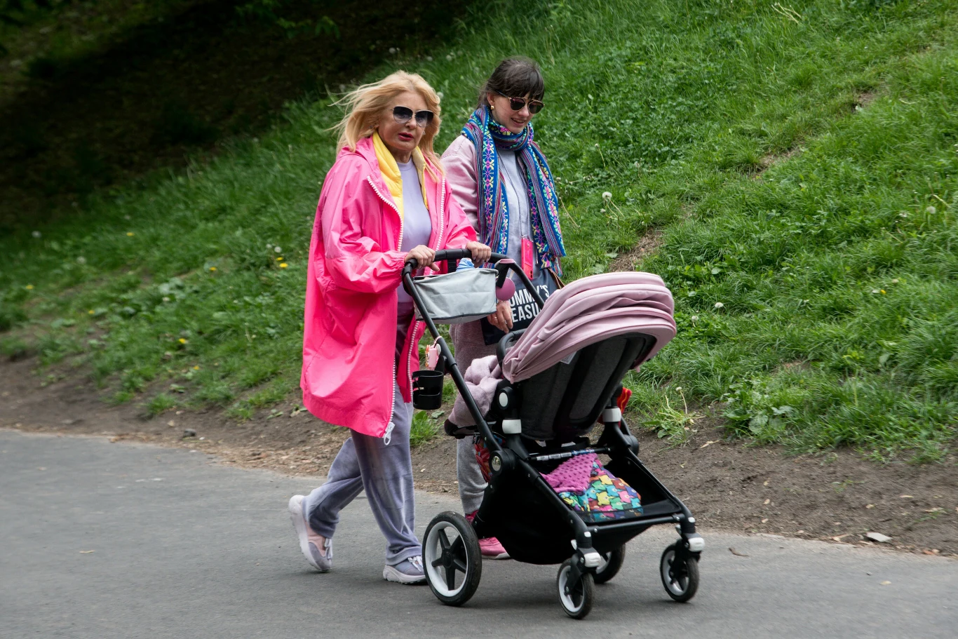 Majka Jeżowska na spacerze z wnuczką i synową Sophie Kulą Majka Jeżowska na spacerze z wnuczką i synową Sophie Kulą