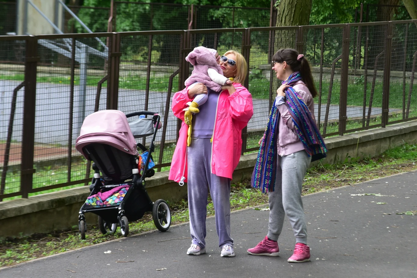 Majka Jeżowska na spacerze z wnuczką i synową Sophie Kulą Majka Jeżowska na spacerze z wnuczką i synową Sophie Kulą