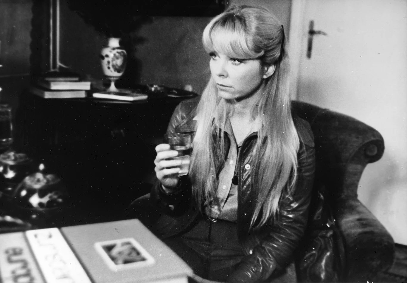 Izabella Dziarska w filmie "Skradziona kolekcja"