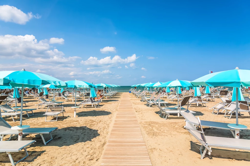 Leżaki i parasole w Rimini we Włoszech w letni dzień