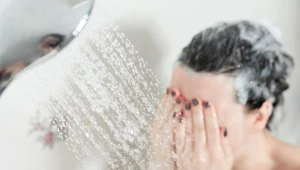 Bierzesz prysznic rano czy wieczorem? Jedna pora jest zdecydowanie lepsza dla organizmu