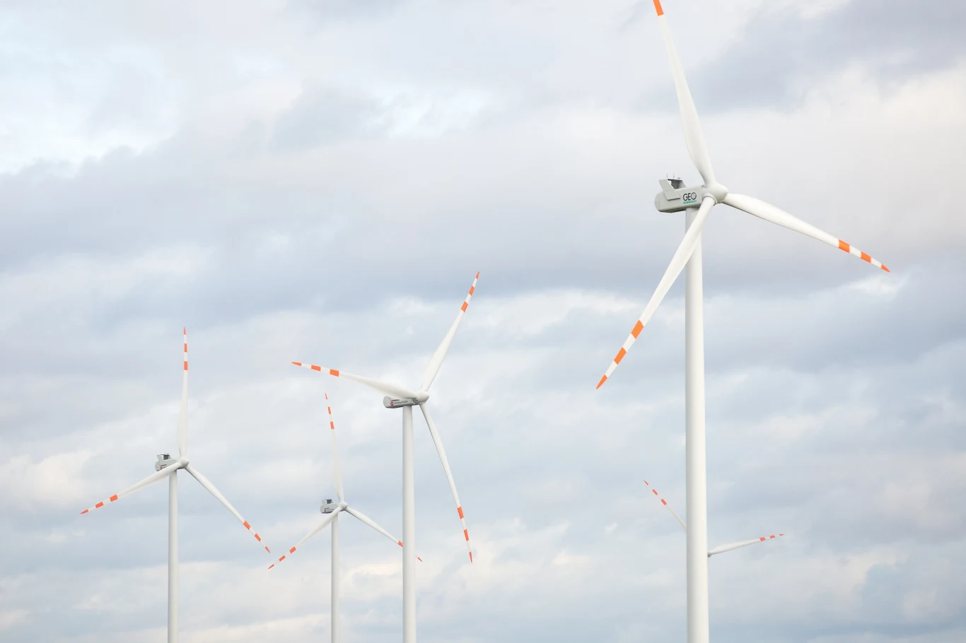 Energetyka wiatrowa pozwoliła w grudniu obniżyć rachunki Polaków za prąd o połowę. Oszczędności mogą być jeszcze większe, o ile zmienią się przepisy blokujące budowę kolejnych turbin - wskazują eksperci