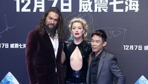 Jason Momoa (L), Amber Heard (C) i James Wan (P) na premierze filmu "Aquaman"