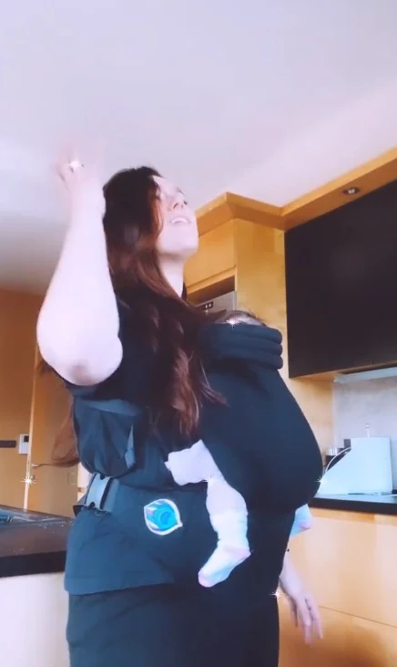 Ewa Farna tańczy z córką i gotuje Ewa Farna tańczy z córką i gotuje