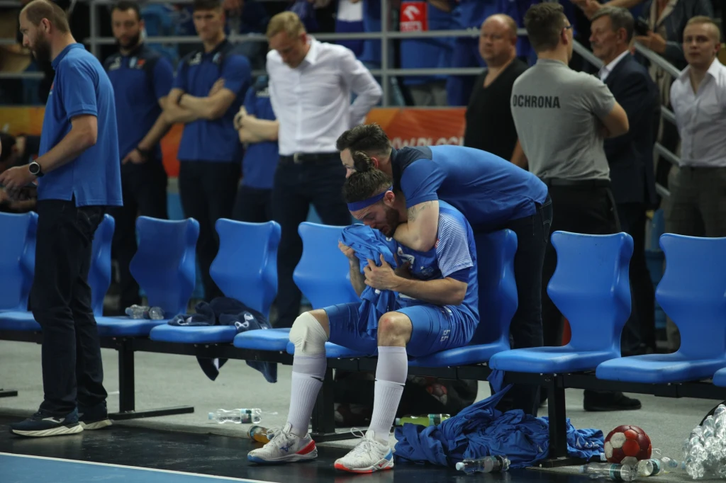 Załamany Niko Mindegia - dopóki grał, Wisła wyraźnie prowadziła. Doznał jednak kontuzji kolana