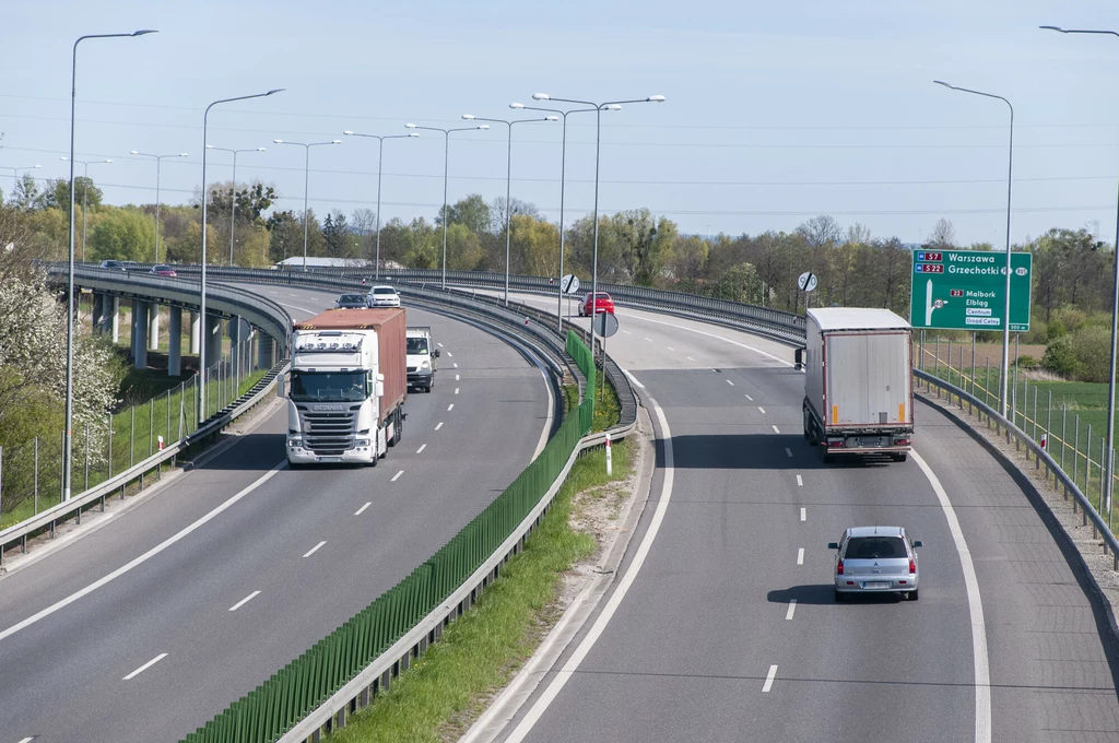 Dopuszczalna prędkość na drogach ekspresowych w Polsce nie zawsze wynosi 120 km/h