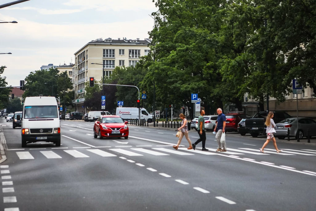 Wyprzedzanie to każde przejeżdżanie obok wolniej jadącego samochodu. Również na pasie obok