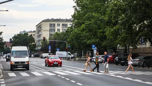 Wyprzedzanie to każde przejeżdżanie obok wolniej jadącego samochodu. Również na pasie obok