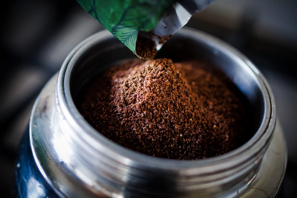 Fusy z kawy można wykorzystać na wiele sposobów. Powstaje z nich m.in. brykiet, materiały budowlane, a nawet ubrania. Obliczono, że tona takiego surowca może być warta nawet 4 tys. euro