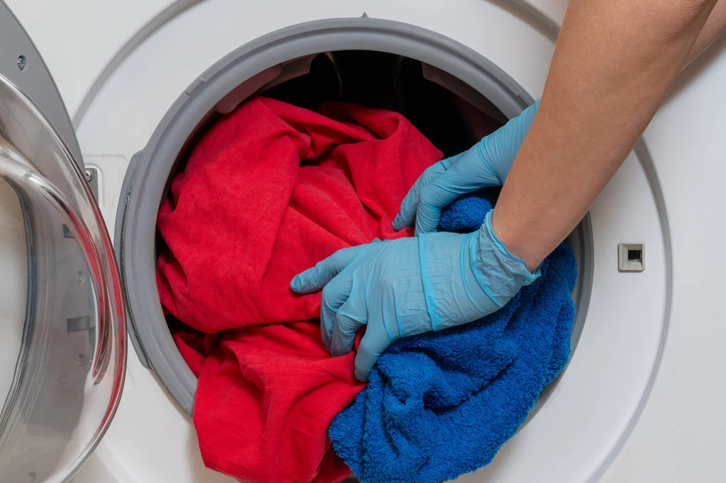Pranie z pralki brzydko pachnie? To znak, że trzeba ją porządnie wyczyścić