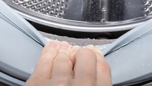 Uszczelka w pralce śmierdzi? Tak szybko pozbędziesz się brudu i pleśni