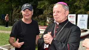 Reżyser Jacek Gwizdała oraz biskup Henryk Tomasik na planie filmu "Klecha"