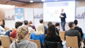 Prywatne szkoły wyższe miały być przepustką do kariery dla spragnionych lepszego życia; stały się fabryką niewiele wartych dyplomów