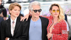 David Cronenberg (C) z gwiazdami filmu "Zbrodnie przyszłości": Leą Seydoux (L) i Kristen Stewart (P)