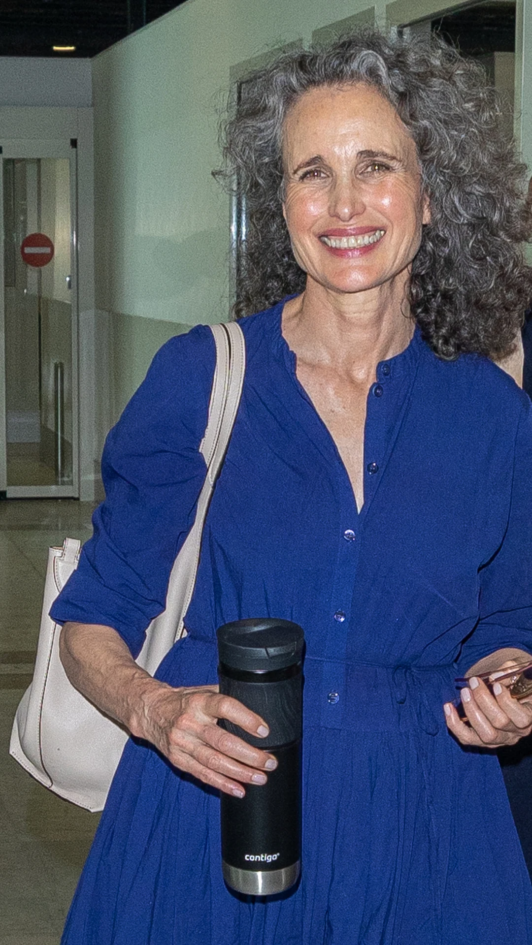 Andie MacDowell na lotnisku w Nicei Andie MacDowell na lotnisku w Nicei