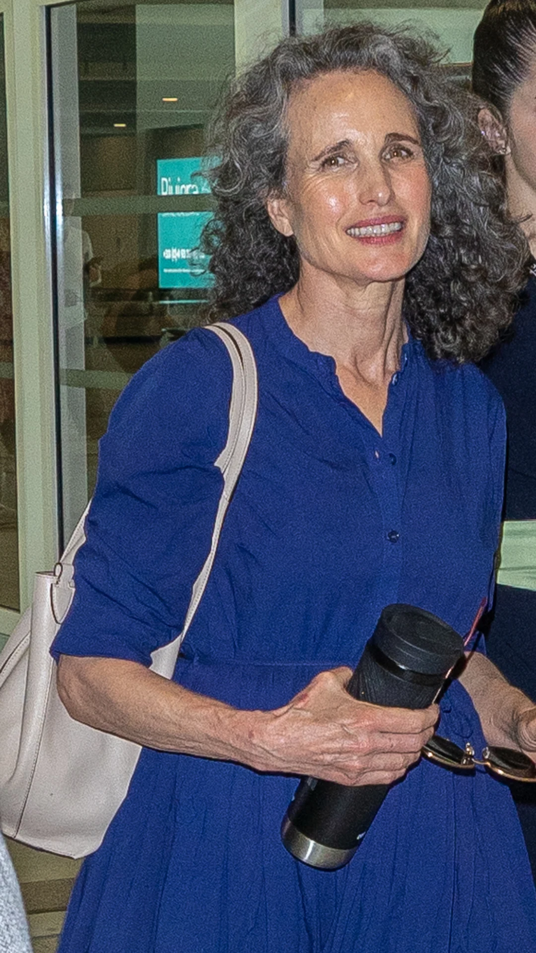 Andie MacDowell na lotnisku w Nicei Andie MacDowell na lotnisku w Nicei