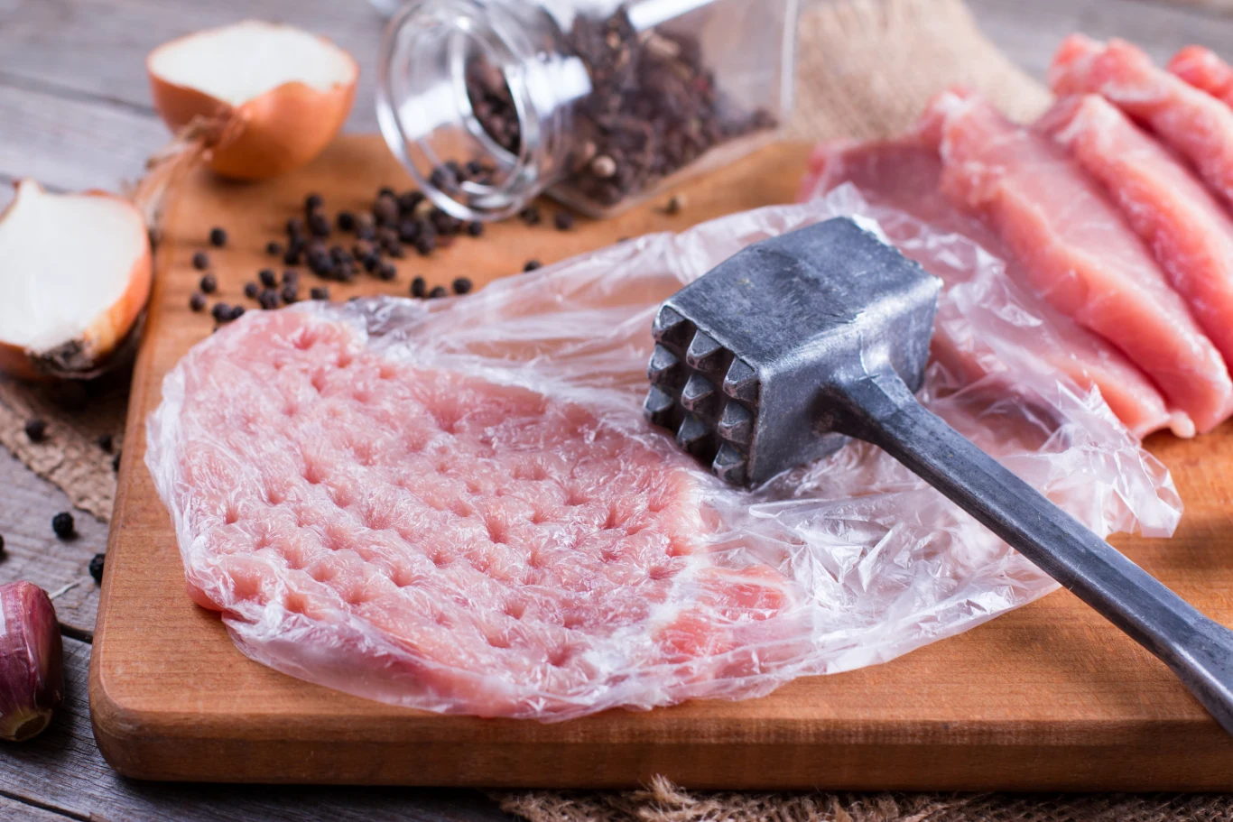 Ubijasz kotlety tą jedną stroną tłuczka? To błąd! Ubijasz kotlety tą jedną stroną tłuczka? To błąd!