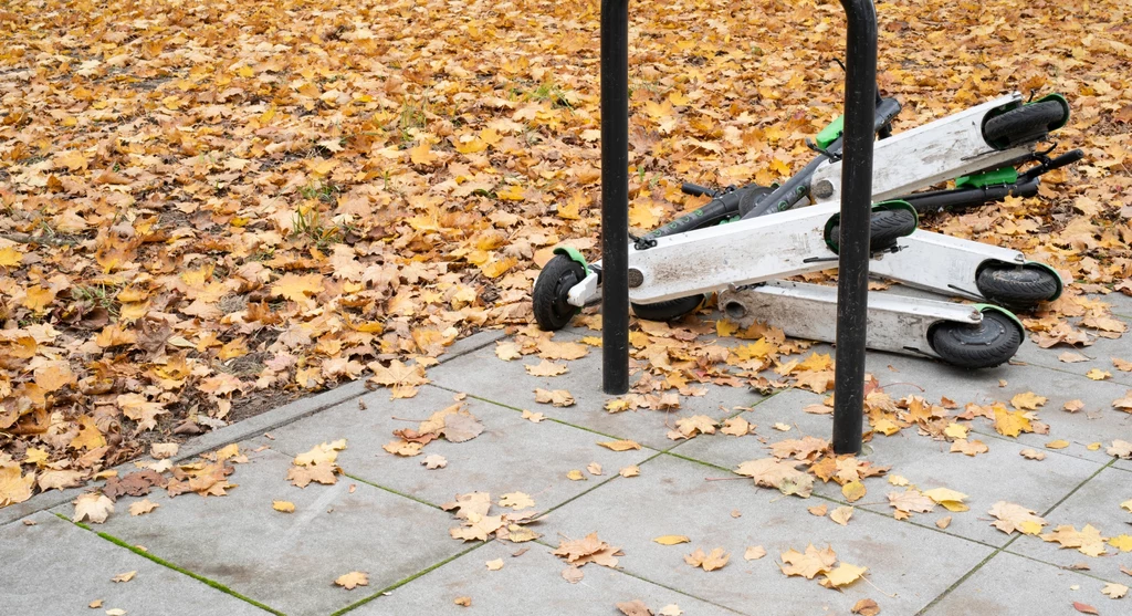 Przewrócone hulajnogi na chodniku są prawdziwą plagą