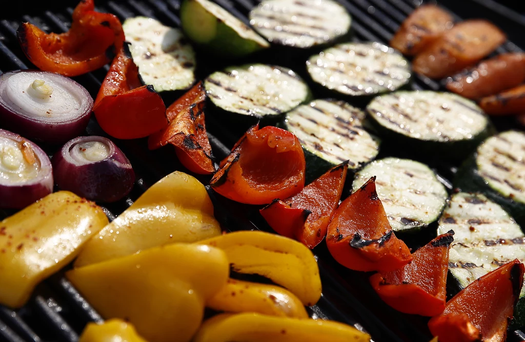 Grillowanie nie musi być nudne i opierać się wyłącznie na kiełbasie i karkówce. Na grillu warto zrobić także warzywa lub spróbować roślinnych alternatyw dla mięsnych potraw