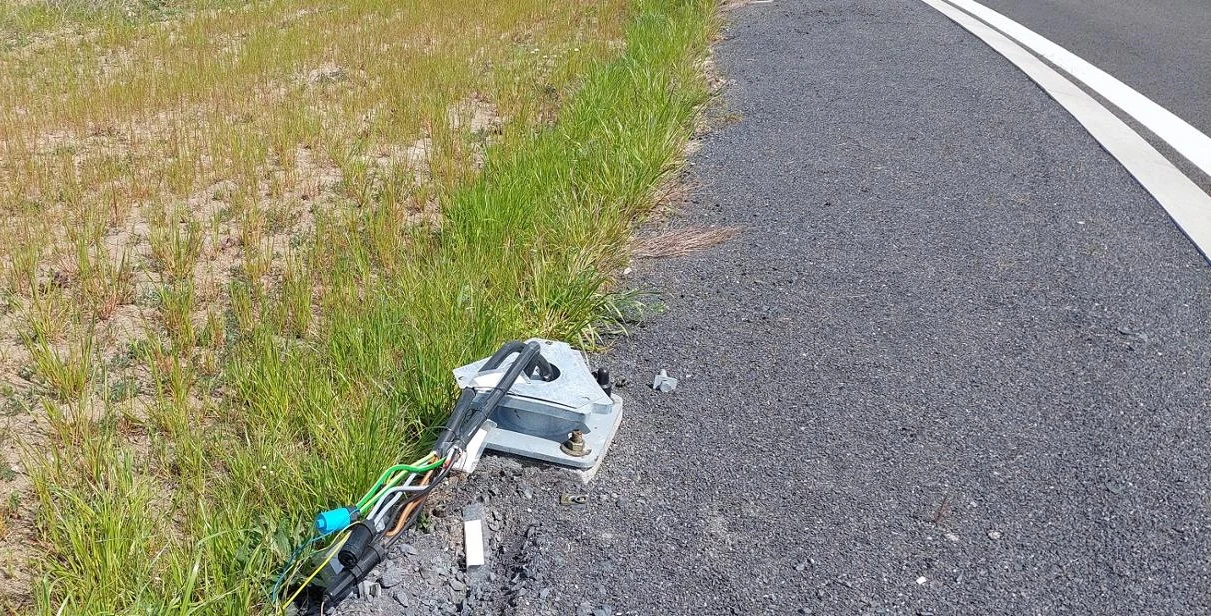 Tyle tylko zostało z przydrożnego słupa oświetleniowego Tyle tylko zostało z przydrożnego słupa oświetleniowego